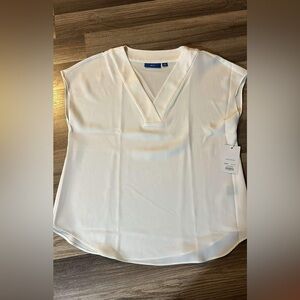 🦋 NWT Lightweight V-neck top. Size small but fits loose.🦋